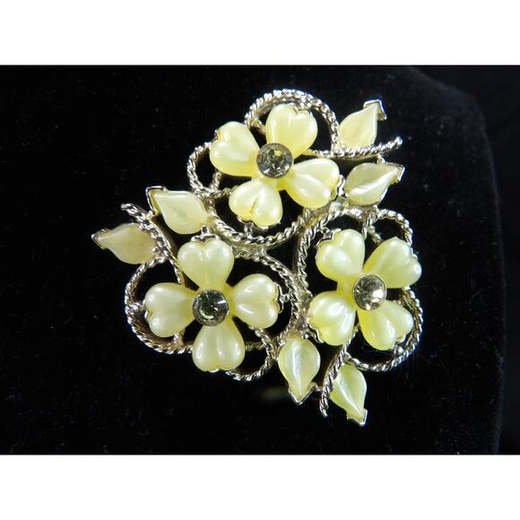 Vintage Kramer Lucite Brooch Yellow Four Leaf Clover Pin - Picture 1 of 5